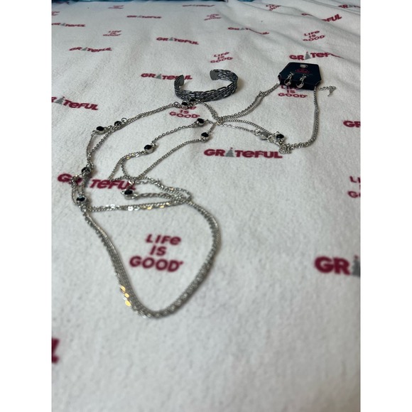 NWT Paparazzi Silver and Black Stacked necklace and bracelet set - Picture 2 of 4